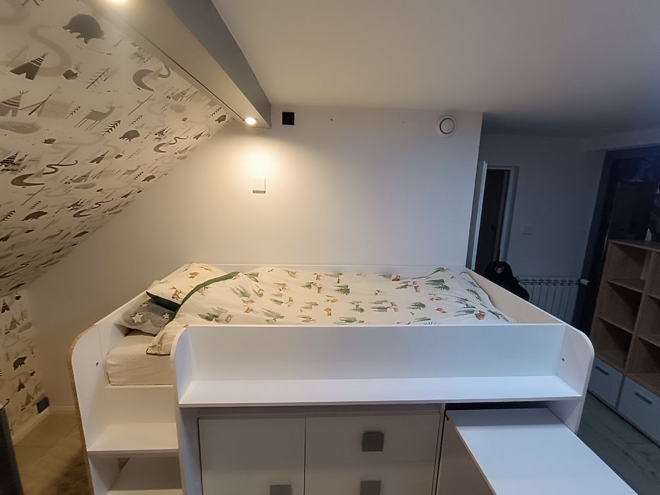 Mebel dziecięcy 3w1: łóżko + biurko + szafki