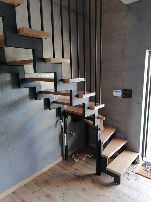 Schody, stopnie na beton, konstrukcji stalowej, półkowe