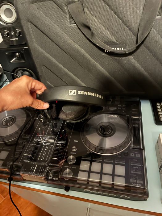 Controladora Pioneer SR2 com tampa, mala e headphones Beats e SEENHEISER
