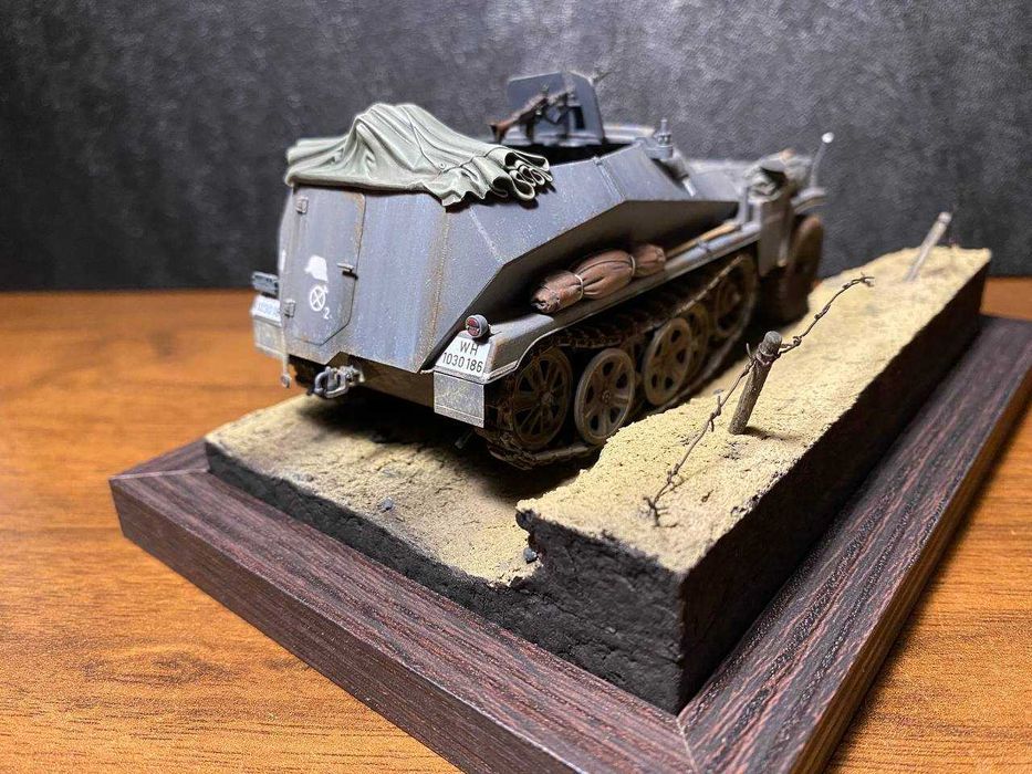 Niemiecki pojazd Sd.Kfz. 250/1 w skali 1:35.