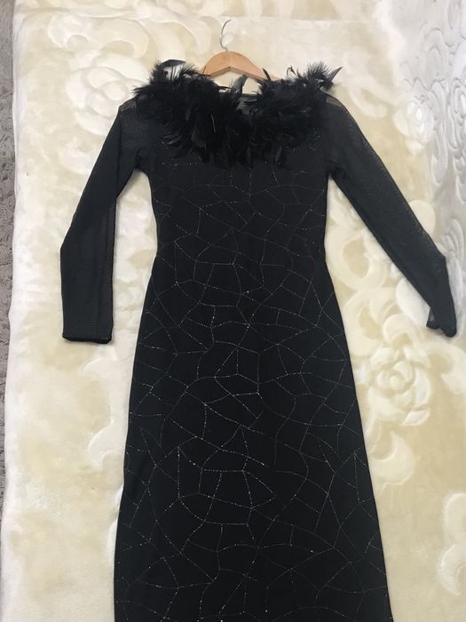 Сукня вечірня з пір‘ям  та сіткою /максі