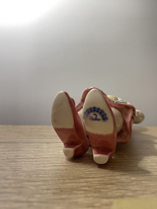 Порцелянова фігурка Дівчинка Pavone