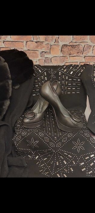 Czarne skórzane szpilki włoskiej Marki OVYĚ