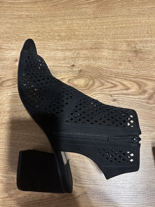 Letnie czarne botki Stradivarious