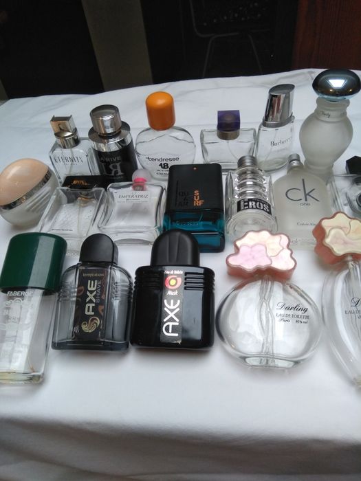 Vários frascos de perfume vazios para coleccão