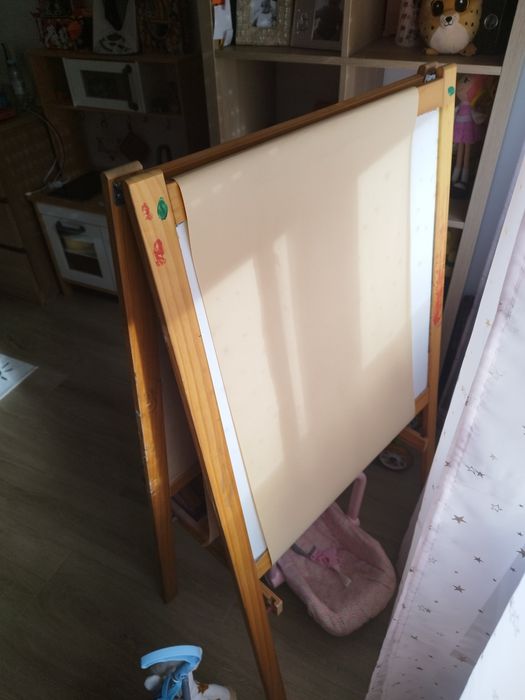 Cavalete madeira com ardósia, quadro e para colocar rolo de papel