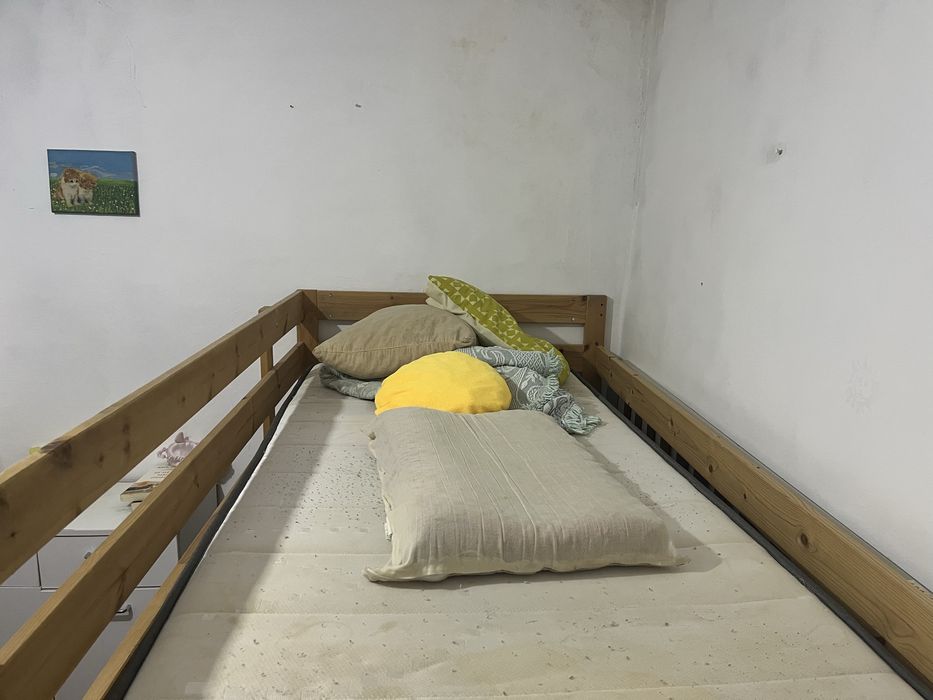 Beliche de madeira + 2 colchões – ideal para quarto de crianças/jovens