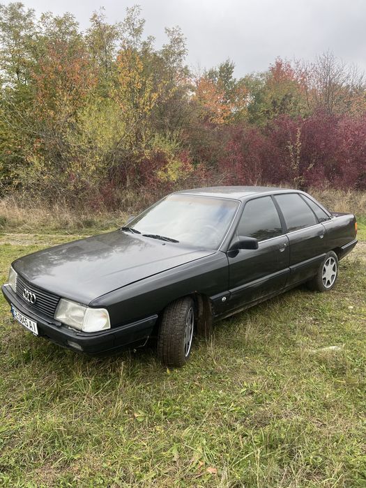 автомобиль Ауди 100