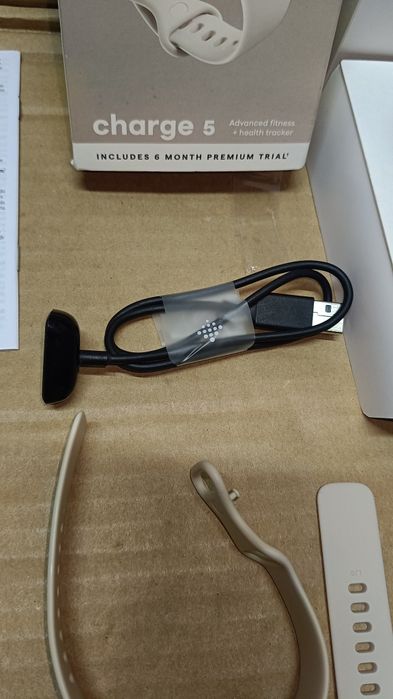 Smartwatch Fitbit Charge 5 beżowy
