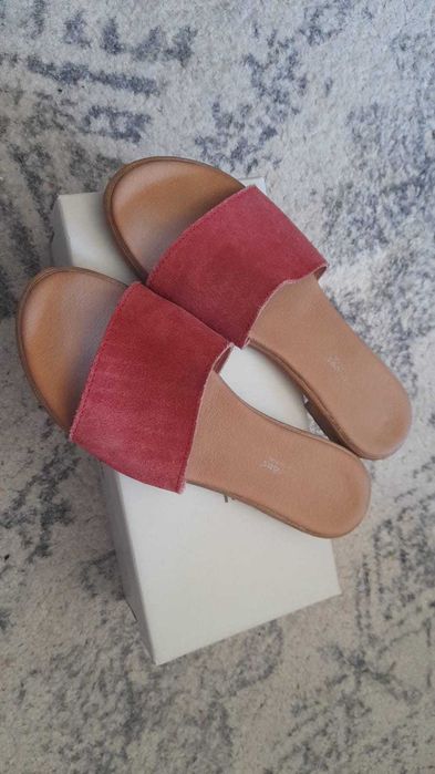 Sandálias com fivela vermelha em tecido