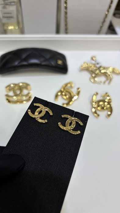 CHANEL® Luksusowe perły CC® kolczyki ekskluzywna biżuteria