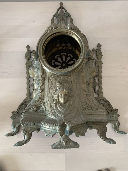 Várias peças em latão (tudo 50 euros)