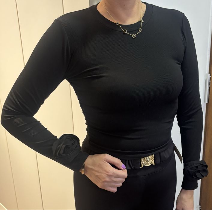 Czarna bluzka z różą na rękawie