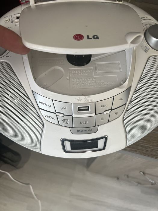 Магнитофон LG SB16W с дисководом