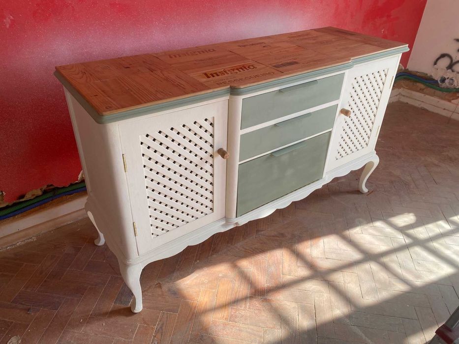 cómoda antiga transformada em garrafeira