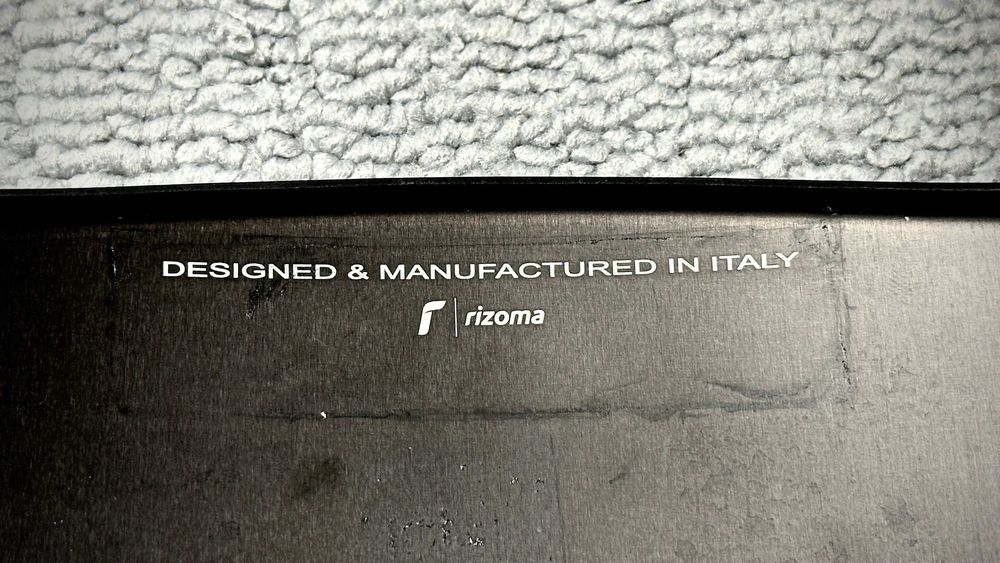 Rizoma fly screen em alumínio preto Triumph