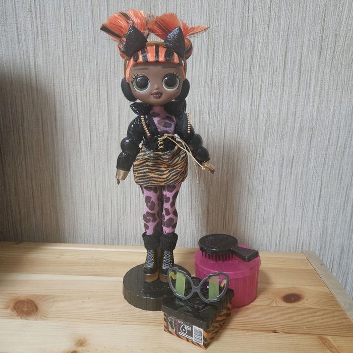Лялька LOL OMG оригінал з підставкою і аксесуарами