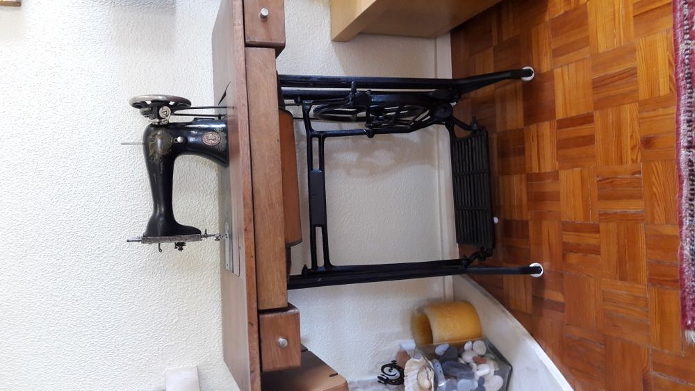 Maq costura antiga com pés e mesa restaurados
