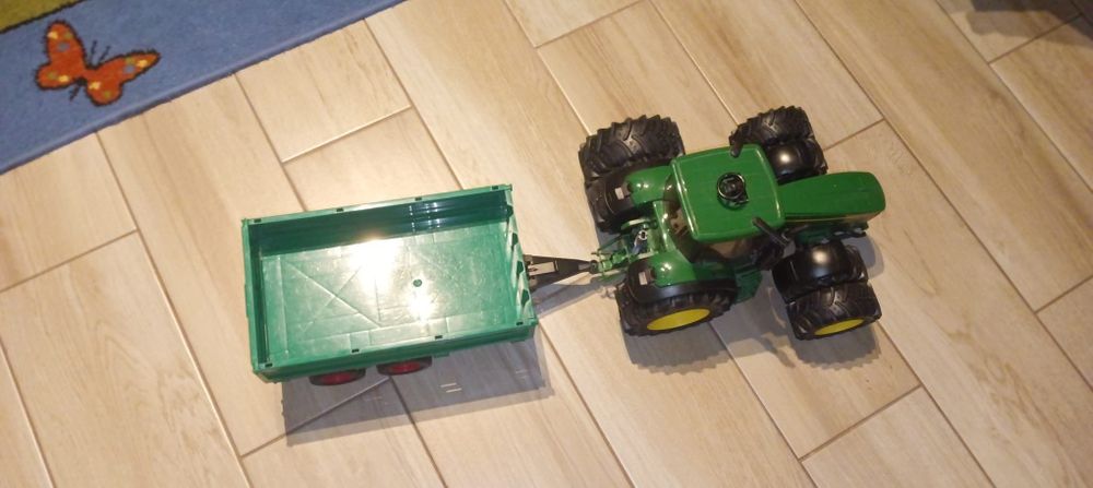 Traktor z przyczepą oraz dodatkowymi kołami  zabawka john deer