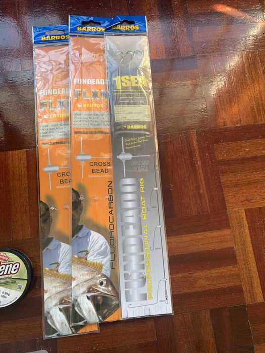 Bolsa Caperlan com diversos acessórios e material de pesca.