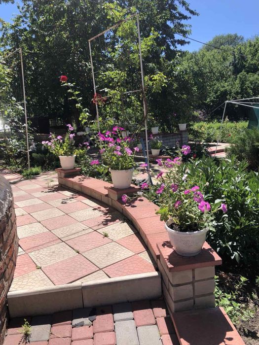 Продам двоповерховий житловий будинок у м. Лозова