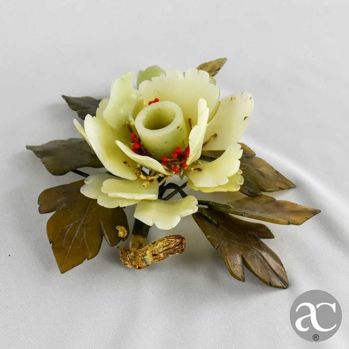 Castiçal de mesa forma de arranjo floral, China, feito em pedra e jade