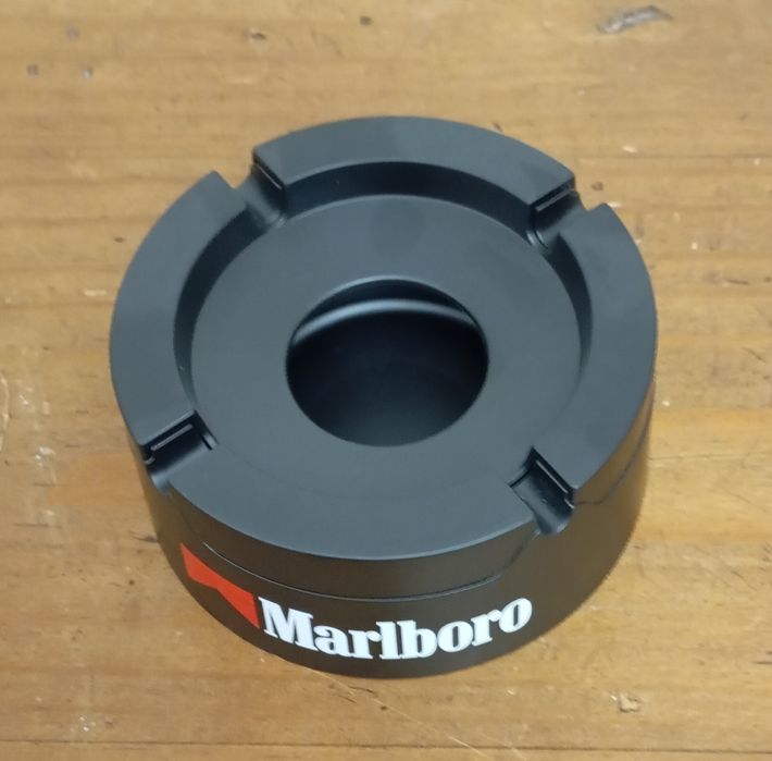 Cinzeiro da Marlboro