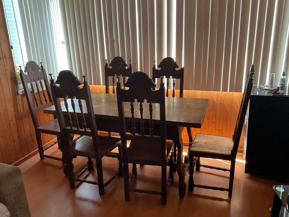Mesa de jantar em madeira maciça