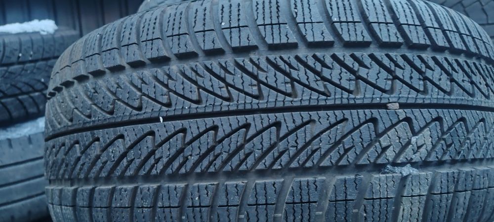 225/40/18 Goodyear ultagrip 8