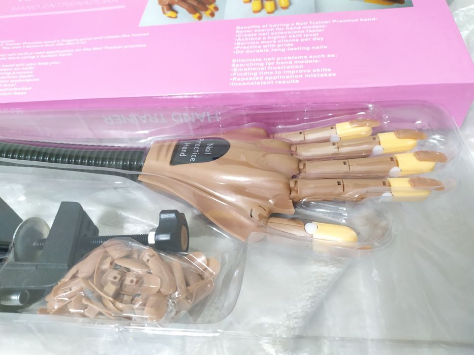 Mão de Treino Articulada com 100 unhas/tips Nova