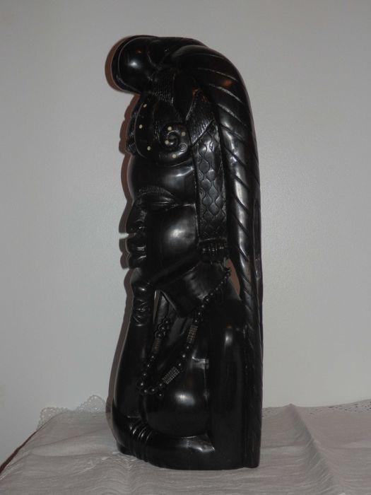 Busto em ébano africano