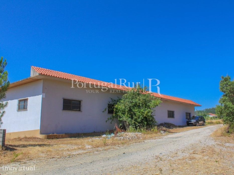 Espaço comercial localizado na periferia da vila da Proença-a-Nova