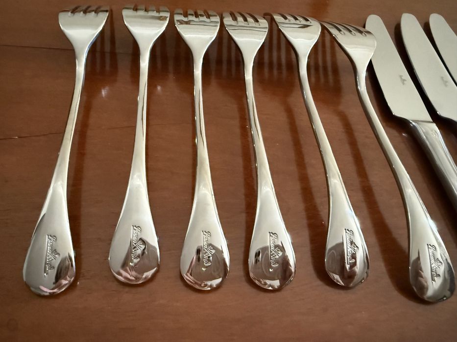6 conjuntos de talheres de carne e 1 de servir da marca Rosenthal
