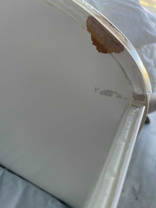 Berço branco, 60x120 cm, com colchão viscoelástico reversível.