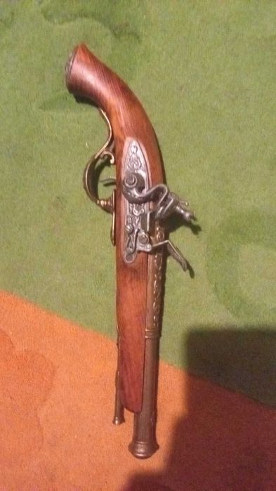 Réplica de pistola pederneira do século XIII