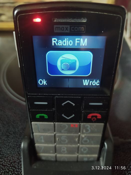 Telefon alarmowy dla seniora z opaska alarmową