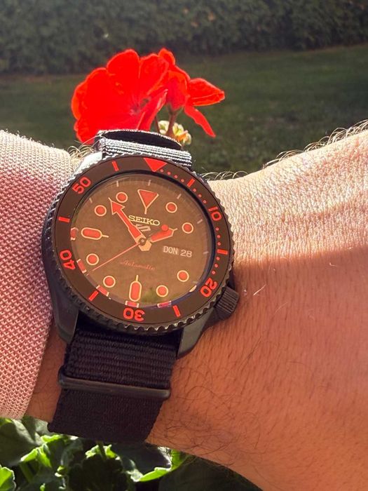 Seiko 5 Sports Automatic w czarno-czerwonej wersji na czarnym pasku NATO