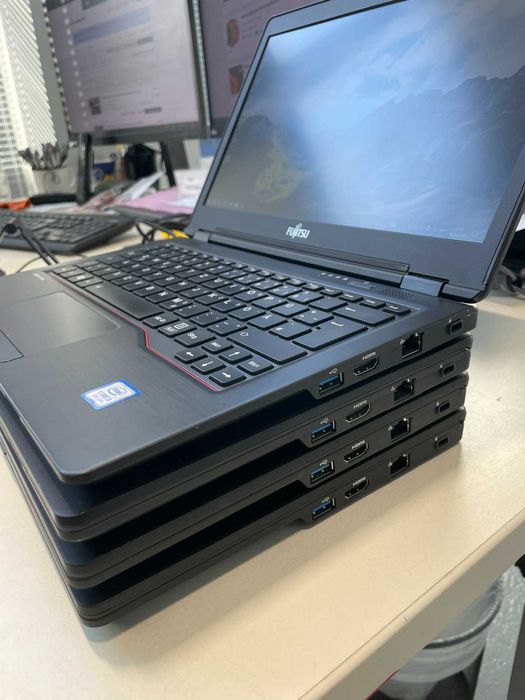 Чудовий варіант для подорожі Легкий ноутбук Fujitsu U729 є кількість