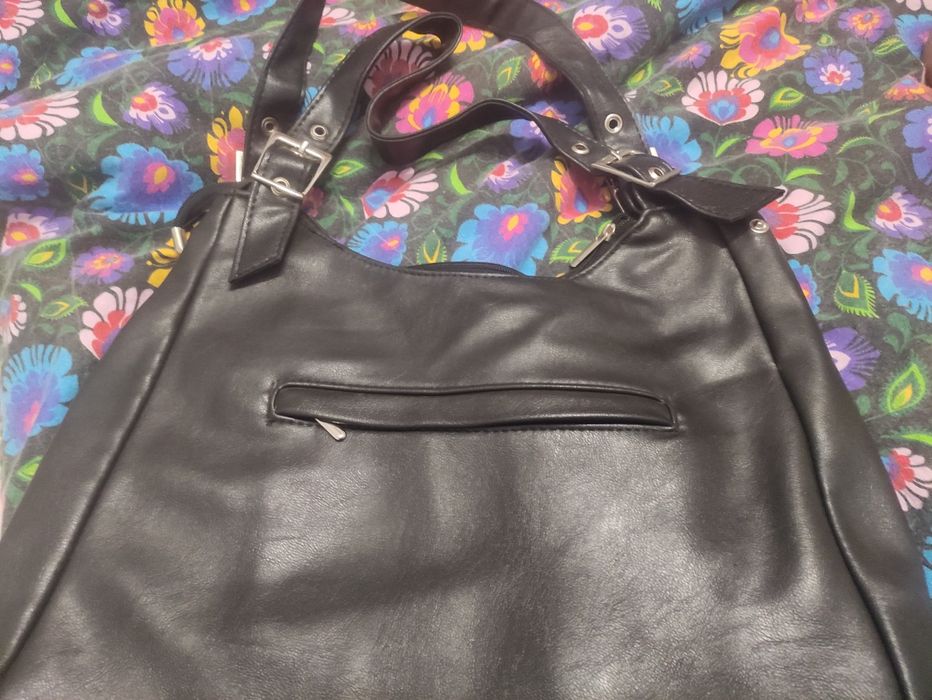 Torebka w kolorze czarnym. Pomieści format A4.