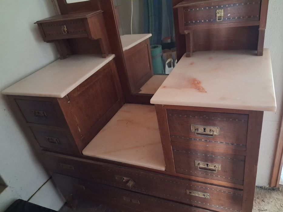 Cómoda muito antiga com pedras mármore