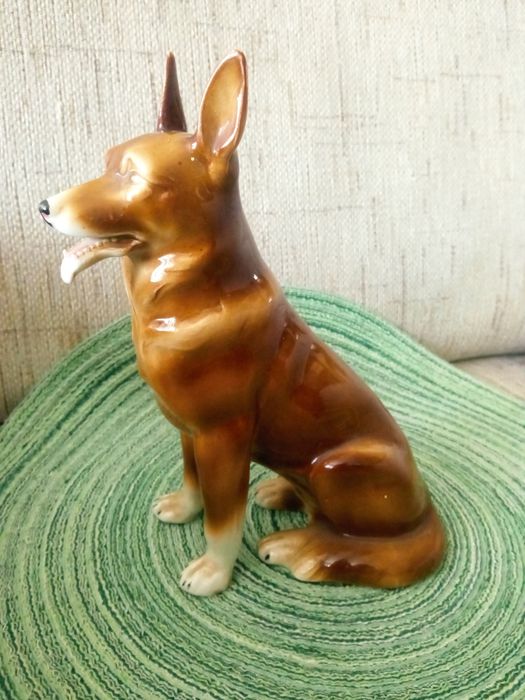 Porcelanowa figurka psa owczarka