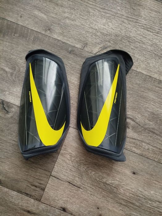 Футбольные щитки Nike