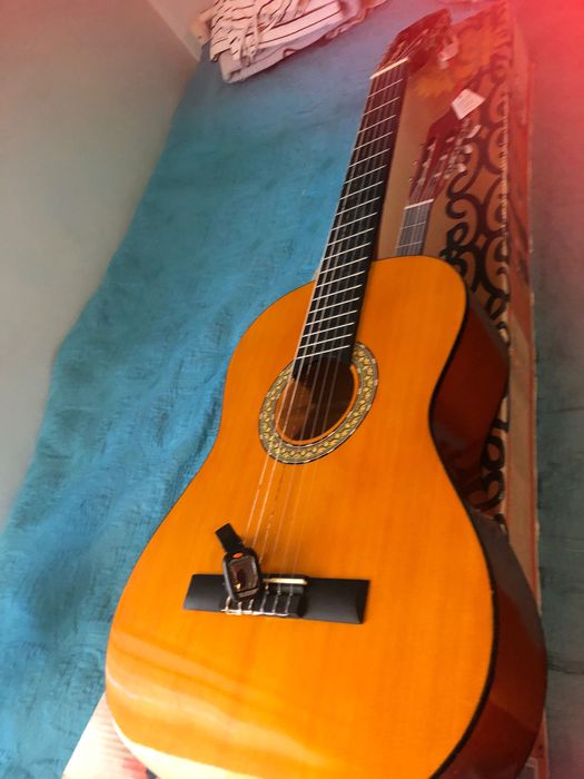 Guitarra Nova ainda em caixa com o selo de compra