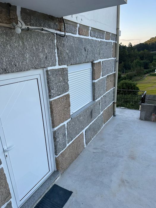 ARRENDA-SE T2- renovado R/chão com terraço