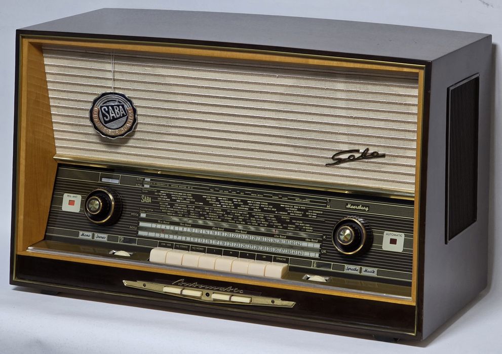 Rádio antigo reparado SABA
