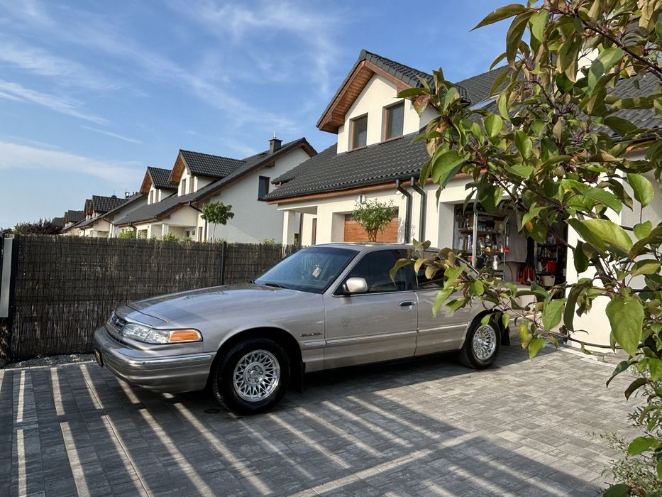 Ford Crown Vicroria