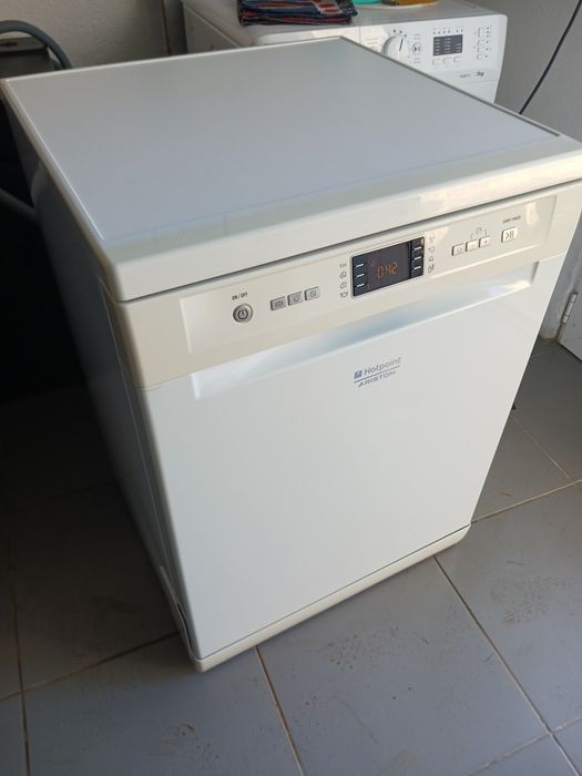 Máquina de lavar loiça Ariston Hotpoint classe A+ em ótimo estado