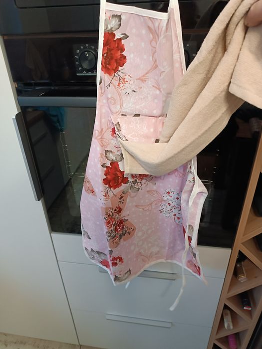 Nowy fartuszek kuchenny, zapinany ręczniczek na guziki