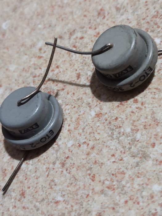 Kondensator elektrolityczny spolaryzowany  Elwa  ETO-2  300uF PRL