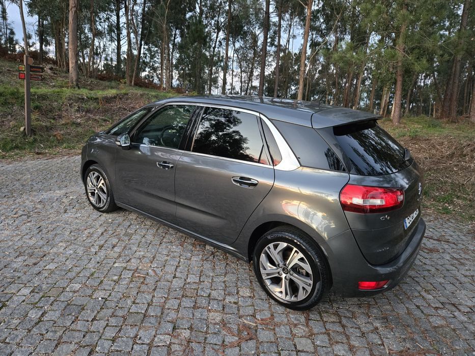 Carro como novo sem nada pendente , revisado incluído distribuição